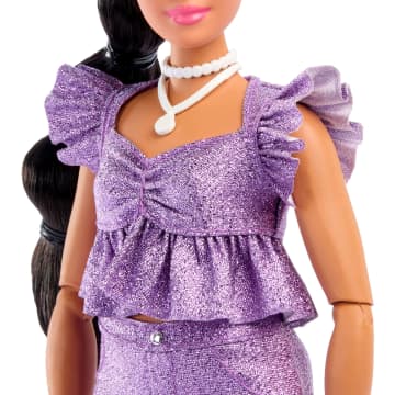 Muñeca De Moda Barbie Deluxe Style N.8 Con Top Morado Metalizado Y Pantalones Cortos Brillantes Con Accesorios - Imagen 5 de 5
