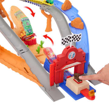 Disney And Pixar Cars Radiator Springs Race & Rescue Rescue Road Raceway Playset With 4 Toy Cars - Imagen 5 de 6