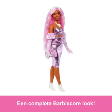 Κούκλα Barbie Deluxe Style #1 Με Γυαλιστερό Ροζ Φόρεμα Barbiecore Με Βελούδινα Γάντια Και Ροζ Μαλλιά - Image 5 of 6