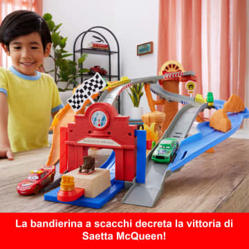 Disney E Pixar Cars Radiator Springs Sfreccia E Soccorri Circuito Per Soccorso Stradale Playset Con 4 Macchinine Giocattolo - Imagen 4 de 6