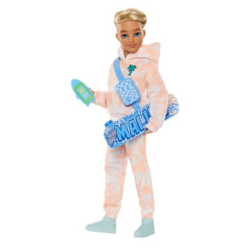 Barbie Dream Besties Ken Modepop Met 9 Accessoires Met Zomer- En Skateboardthema - Image 1 of 6