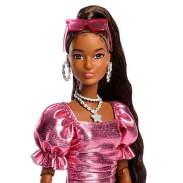 Barbie-Poupée Deluxe Style-Avec Robe Coupe Boule Corail Métallisé - Image 2 of 5