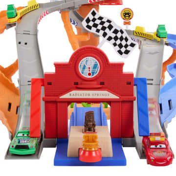 Disney And Pixar Cars Radiator Springs Race & Rescue Rescue Road Raceway Playset With 4 Toy Cars - Imagen 4 de 6