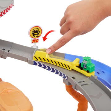 Conjunto Circuito De Carreras De Rescate De La Serie Rescate A Toda Máquina En Radiador Springs De Disney Pixar Cars Con Cuatro Coches De Juguete - Image 3 of 6