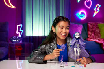 Monster High Spectra Vondergeist Modepuppe Mit Frettchen Rhuen Und Zubehörteilen - Image 2 of 6