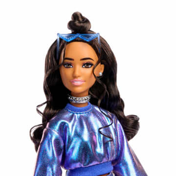 Barbie Deluxe Style Bambola N. 7 Con Top E Gonna Blu Metallizzato Con Accessori, Castana - Image 4 of 6