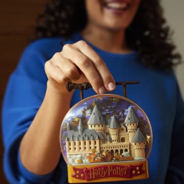 Estuche De Harry Potter Para Coleccionistas Con Conjunto De Juego Y Muñecos De Polly Pocket - Image 2 of 6