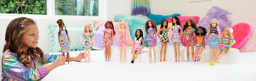 Barbie-Puppe Mit Braunen Haaren Und Gepunktetem Jumpsuit, Barbie Fashionistas - Image 2 of 6