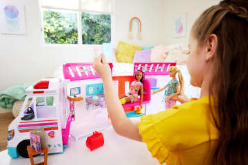 Barbie-Spielzeug, Umbaubarer Krankenwagen Und Klinik Spielset, Mehr Als 20 Zubehörteile, 2-In-1-Krankenwagen - Image 2 of 6