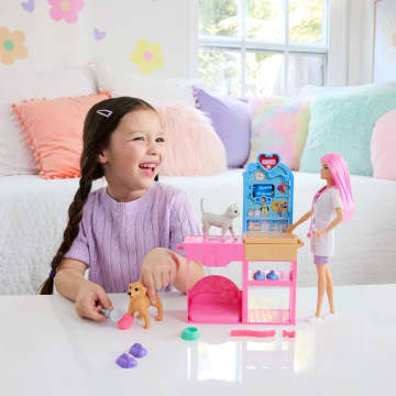 Conjunto Clínica Veterinaria De Barbie Con Muñeca De Pelo Rosa, Muebles De Consulta Veterinaria Y Más De 10 Accesorios - Image 2 of 6