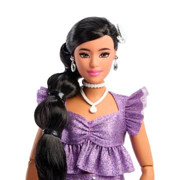 Muñeca De Moda Barbie Deluxe Style N.8 Con Top Morado Metalizado Y Pantalones Cortos Brillantes Con Accesorios - Imagen 4 de 5