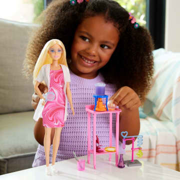 Barbie Scienziata Bambola Bionda E Accessori Come Tavolo Da Laboratorio E Accessori Cambia Colore - Image 2 of 6