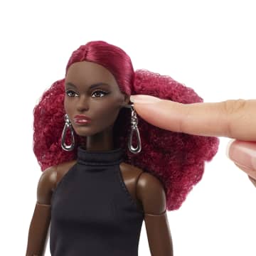Muñeca De Coleccionista Barbie Basics Modelo 03 Con Pelo Rojo Rizado, Vestido Negro Y Botas - Image 3 of 6