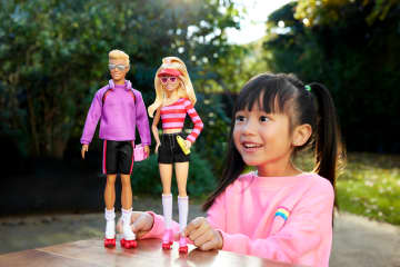 Juego De 2 Muñecos Y 6 Accesorios Barbie Fashionistas, Temática De Patinaje Sobre Ruedas, 65. Aniversario - Imagen 2 de 6