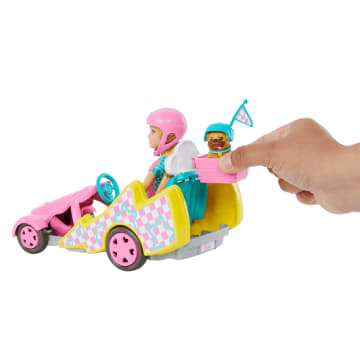 Barbie Stacie Racepop Met Go-Kart Speelgoedauto, Hond, Accessoires, En Stickervel - Image 3 of 6