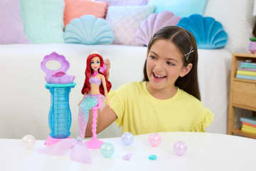Mattel Disney Prinses Ariel Kaptafel Pop Zeemeermin Modepop En Kaptafel Met 5 Pop-Up Verrassingen - Imagen 2 de 6