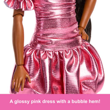 Barbie Deluxe Style Fashion Doll #6 in Metallic Coral Dress With Bubble Hem And Silvery Accessories - Bild 2 von 6