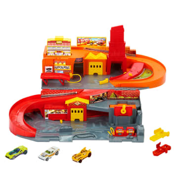 Hot Wheels Rajdowe miasto Przenośny zestaw, 3 metalowe autka w skali 1:64 i tor Szybki klik Zabawka 3+ - Image 2 of 6
