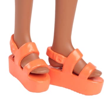 Barbie Fashionistas-Puppe Nr. 233 Mit Blumen-Midi-Karokleid Und Schwarzem Haar - Image 5 of 6