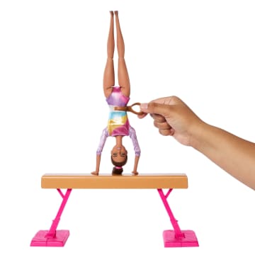 Barbie Ginnastica Artistica, Playset Con Bambola Bionda, Trave, Più Di 10 Accessori E Funzione Flip - Image 5 of 6