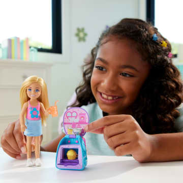Barbie Aile Ve DOStlar Chelsea Kapkek Pişirme Çantası Chelsea Bebek Ve Aksesuarları, Oyuncak Kapkek Ile Sırt Çantası - Image 2 of 6