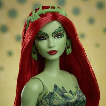 Barbie Signature Poison Ivy Sammlerpuppe Mit Beweglichem Körper, Ikonischem Outfit Und Zubehör, Dc Batman 85Th Anniversary Collectible, Hrm51 - Imagen 3 de 6