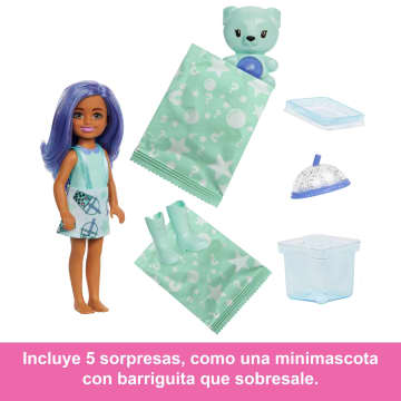 Muñeca Chelsea De La Colección Té De Burbujas De Barbie Pop Reveal En Un Embalaje Con Forma De Bote De Té Con 5 Sorpresas Perfumadas (Los Estilos Pueden Variar) - Image 5 of 5