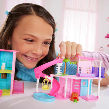 Barbie Mini Barbieland Poppenhuis Speelsets Met Pop Van Bijna 4 Cm, Meubels En Accessoires (Stijlen Kunnen Variëren) - Image 2 of 6