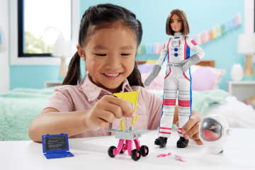 Barbie 65 Anniversario Careers Bambola Astronauta E 10 Accessori Tra Cui Rover Con Ruote Funzionanti E Casco Spaziale - Image 2 of 6