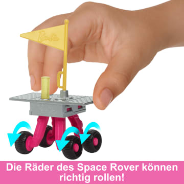 Barbie-Karrierepuppe Astronautin Zum 65. Jubiläum Und 10 Zubehörteile, Darunter Ein Rover Mit Rollrädern Und Ein Raumfahrthelm - Image 3 of 6