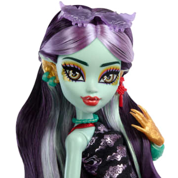 Monster High Jinafire Long, Modepop Met Hondje Cloudy 'Yun Yun' En 7 Accessoires - Image 3 of 6