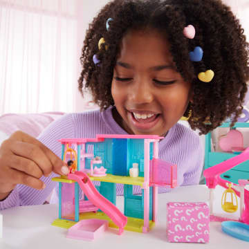 Barbie Mini Barbieland Poppenhuis Speelsets Met Pop Van Bijna 4 Cm, Meubels En Accessoires (Stijlen Kunnen Variëren) - Image 2 of 6