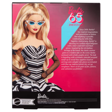 Siyah ve beyaz elbise giyen, sarı saçlı koleksiyona uygun Barbie Signature 65. Yıl Dönümü Bebeği - Image 6 of 6