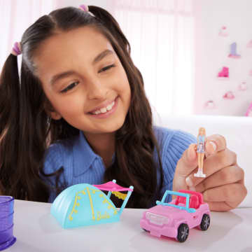 Barbie Mini Barbieland Set Met Pop En Voertuig, Pop (Bijna 4 Cm) En Suv Met Kleurverandering En Tentaccessoire - Image 2 of 5