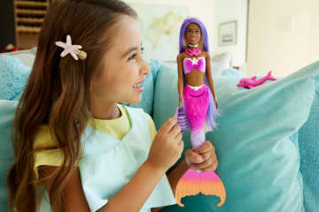 Barbie 'Brooklyn' Zeemeerminpop Met Kleurveranderingsfunctie, Dolfijnenvriendje En Accessoires - Image 2 of 6