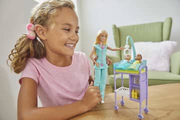 Playset Barbie Pediatra Con Bambola Bionda, 2 Bambole Di Neonati E Altri Accessori - Image 2 of 6