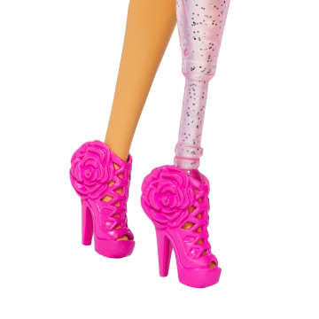 Κούκλα Barbie Deluxe Style #2 Με Ροζ Barbiecore Μπλουζάκι Και Φούστα Σετ, Μαύρα Μαλλιά Και Προσθετικό Πόδι. - Image 4 of 6