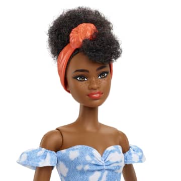Barbie Fashionistas Puppe Im Schulterfreien Gebleichten Jeanskleid, Schwarze Haare, Bandana, Für Kinder Von 3 Bis 8 Jahren - Image 4 of 7