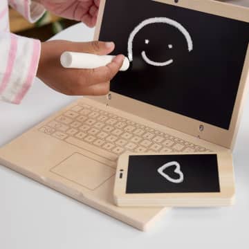 Çocuklar Için Ahşap Dizüstü Bilgisayarıyla Ofis Temalı Canlandırma Oyunlarına Ilham Veren 9 Parça Fisher-Price Ahşap EV Seti - Image 3 of 6