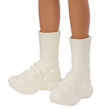 Barbie Ken Fashionistas Puppe in Blockfarben Jacke, Anziehpuppe - Image 5 of 6