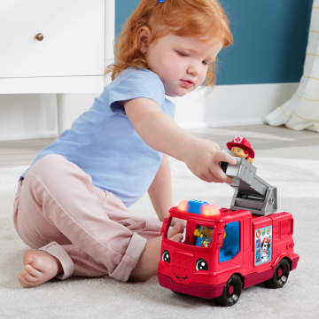 Fisher-Price Little People Brandweerwagen Muzikaal Peuterspeelgoed Met Licht En Geluid, 2 Figuren - Imagen 2 de 3