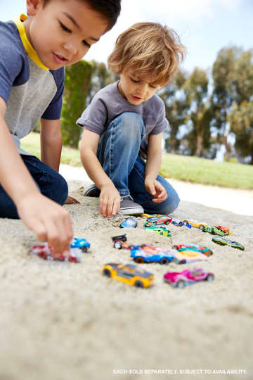 Hot Wheels, 8'Li 1:64 Ölçekli Temel Oyuncak Araba Ve Kamyon Seti, 1 Özel Araba Içerir, Stilleri Farklılık Gösterebilir - Imagen 4 de 6