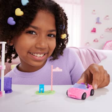 Barbie Mini Barbieland Set Met Pop En Voertuig, Pop (Bijna 4 Cm) En Cabriolet Met Kleurverandering - Image 2 of 6