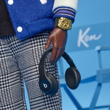 Kolej Ceketli Kıyafeti Ve Aksesuarlarıyla Koleksiyona Uygun Barbie Signature Lebron James Kenbassadors Bebek - Image 5 of 6