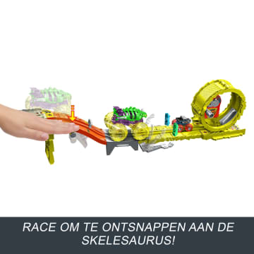 Hot Wheels Monstertrucks Powerkrakers Racen En Achtervolgen, Met Oversized Skelesaurus, Bottenschudder (Schaal 1:64) En 2 Pletbare Auto'S - Bild 3 von 4