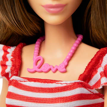 Conjunto De Muñeca De Pink Passport De Barbie De París Con Ropa Y Accesorios De Pícnic, Incluye Muñeca Morena - Image 4 of 5