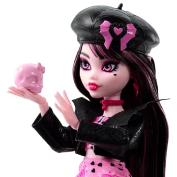 Ceket, Yıllık Ve Film Kulübü Aksesuarlarıyla Monster High Gizemli Yıllık Draculaura Bebek - Imagen 3 de 6
