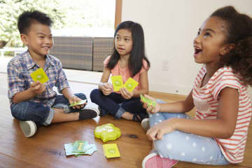 Mattel Games Pedorretas Juego De Cartas, Juego De Mesa Con Sonidos Para Niños +5 Años (Mattel Dhw40) - Imagen 2 de 7