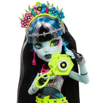 Muñeca De Frankie Stein Del Monster Fest De Monster High Con Atuendo Festivalero, Póster De Un Grupo Y Accesorios - Imagen 3 de 6