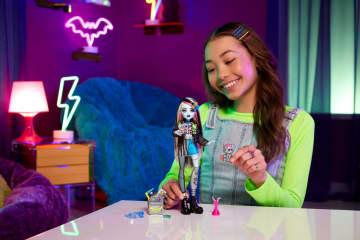 Monster High Frankie Stein, Bambola Alla Moda Con Cucciola Watzie E Accessori - Image 2 of 6